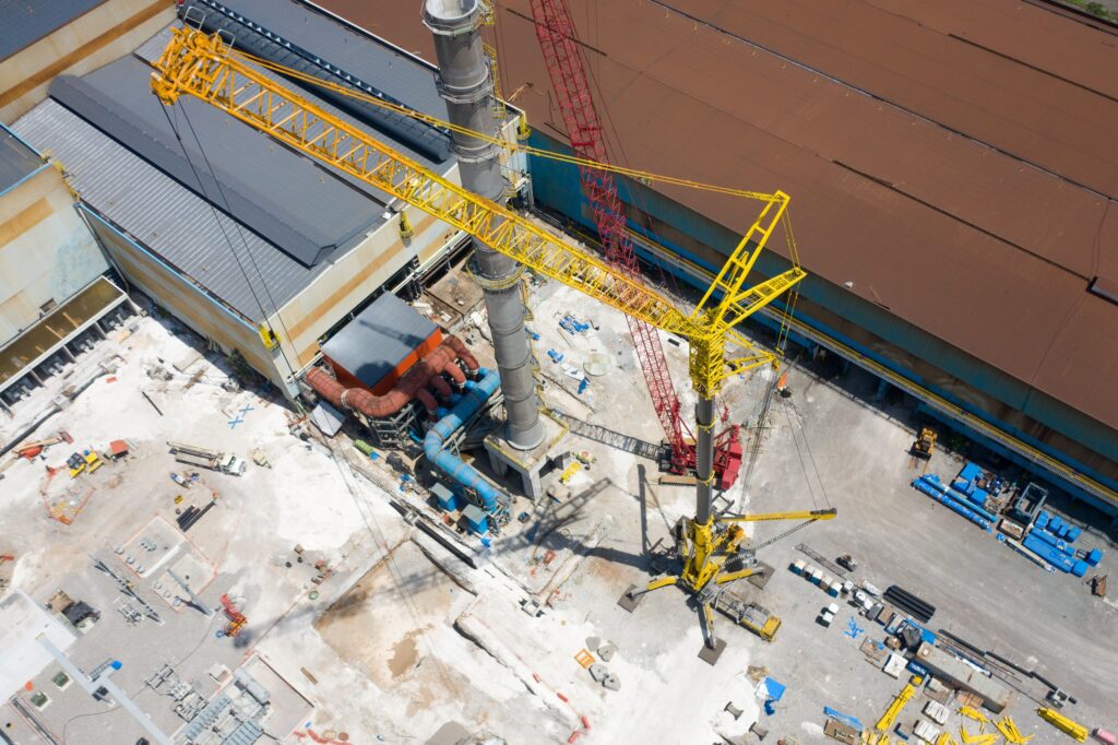 Vista aérea de grúas y montaje industrial en el proyecto HSM
